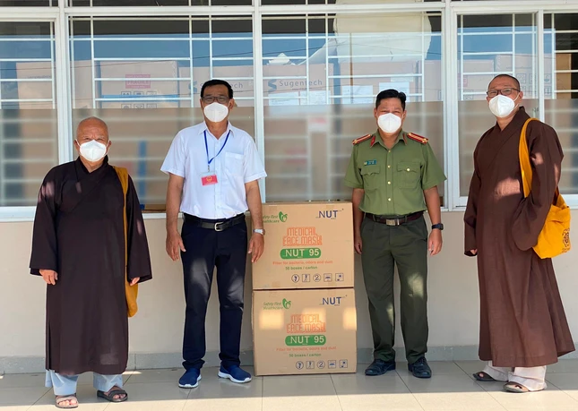 Đoàn đã tặng 2.000 khẩu trang đến Phòng Nội vụ TP.HCM