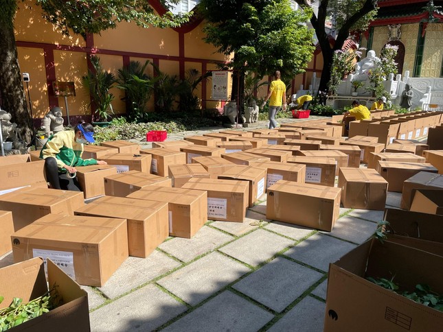 Chùa Viên Giác chuẩn bị quà để chuyển đến cúng dường 60 tự viện quận 6 và 30 tự viện trên địa bàn quận 10 và các tự viện khác