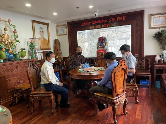 Tổ công tác của Ban Tôn giáo Chính phủ thăm Bếp ăn từ thiện chùa Tường Nguyên