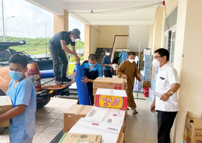 Vận chuyển vật tư y tế hỗ trợ Bệnh viện Dã chiến số 4 - tỉnh Đồng Nai