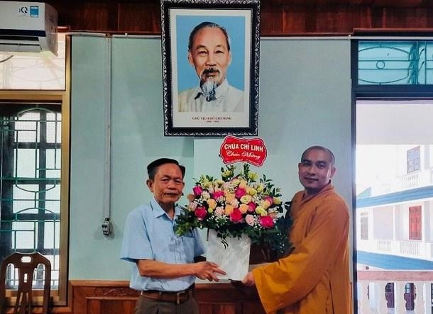 Ông Trần Văn Đại, Chủ tịch Hội Người cao tuổi huyện Yên Thành đón nhận lẵng hoa tươi chúc mừng từ Phật giáo huyện Ông Trần Văn Đại, Chủ tịch Hội Người cao tuổi huyện Yên Thành đón nhận lẵng hoa tươi chúc mừng từ Phật giáo huyện