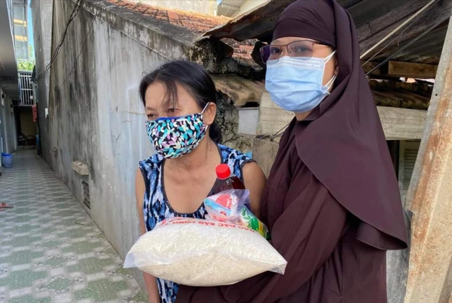 Sư cô Thích nữ Diệu Ân trao quà đến người nghèo trên địa bàn TP.Nha Trang