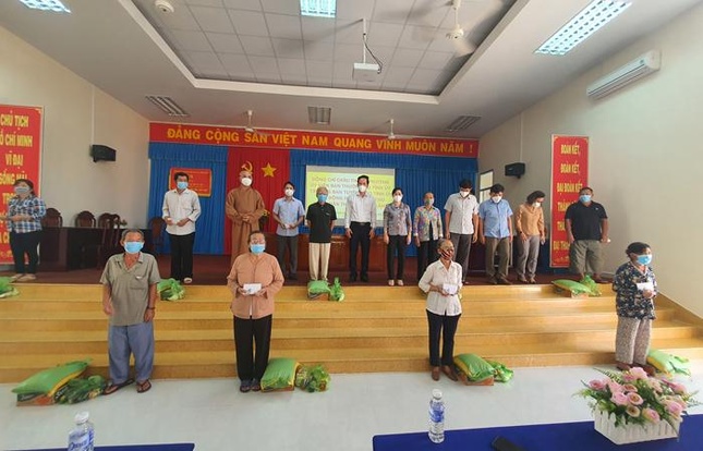 Đoàn trao tặng 3 tấn gạo đến bà con các khu vực phong tỏa trên địa bàn thị trấn Vàm Láng