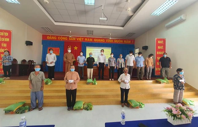 Đoàn trao tặng 3 tấn gạo đến bà con các khu vực phong tỏa trên địa bàn thị trấn Vàm Láng Đoàn trao tặng 3 tấn gạo đến bà con các khu vực phong tỏa trên địa bàn thị trấn Vàm Láng