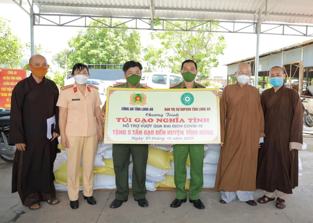 Đoàn trao 5 tấn gạo đến người dân huyện Vĩnh Hưng Đoàn trao 5 tấn gạo đến người dân huyện Vĩnh Hưng