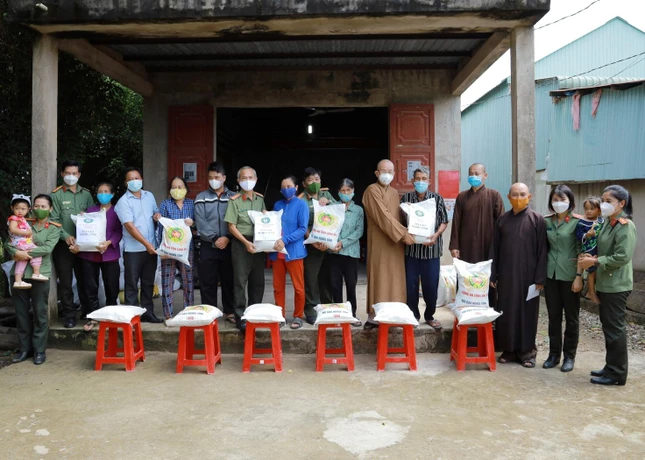 Đoàn trao gạo hỗ trợ những gia đình khó khăn Đoàn trao gạo hỗ trợ những gia đình khó khăn