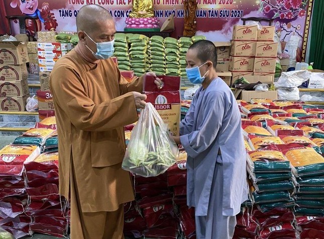 Đại đức Thích Nguyên Thông trao quà đến các tịnh thất khu vực ngoại viện Thường Chiếu