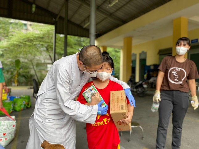 Sư cô Thích nữ Huệ Đức trao quà đến trẻ em