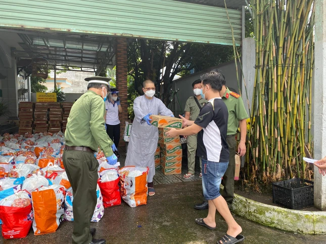 Đoàn đã trao quà đến người dân khó khăn 3 phường thuộc TP.Thủ Đức