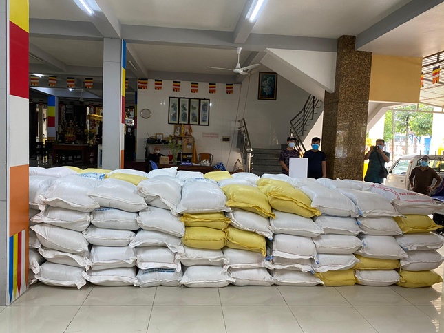 12 tấn gạo sẽ vận chuyển đến cho bà con trở về từ vùng dịch hiện đang cách ly 12 tấn gạo sẽ vận chuyển đến cho bà con trở về từ vùng dịch hiện đang cách ly