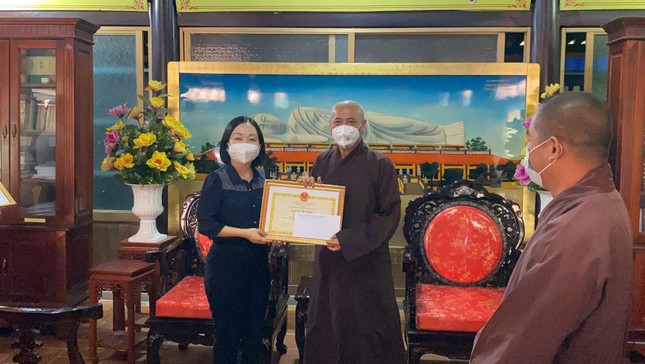 Hòa thượng Thích Huệ Thông nhận Bằng khen từ Ủy ban Nhân dân TP.Thủ Dầu Một Hòa thượng Thích Huệ Thông nhận Bằng khen từ Ủy ban Nhân dân TP.Thủ Dầu Một