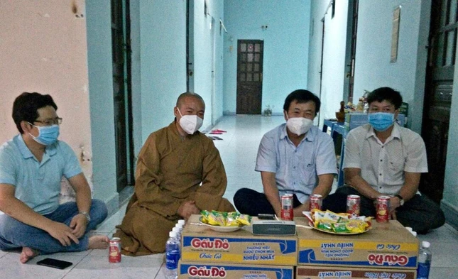 Lãnh đạo Ban Tôn giáo tỉnh cùng Đại đức Thích Thiện Mỹ thăm, chia sẻ khó khăn với tình nguyện viên Phật giáo tham gia chống dịch tại cộng đồng