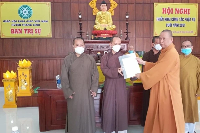 Hòa thượng Thích Phước Minh trao quyết định đến thành viên Ban Trị sự Phật giáo huyện Thăng Bình nhiệm kỳ 2021-2026