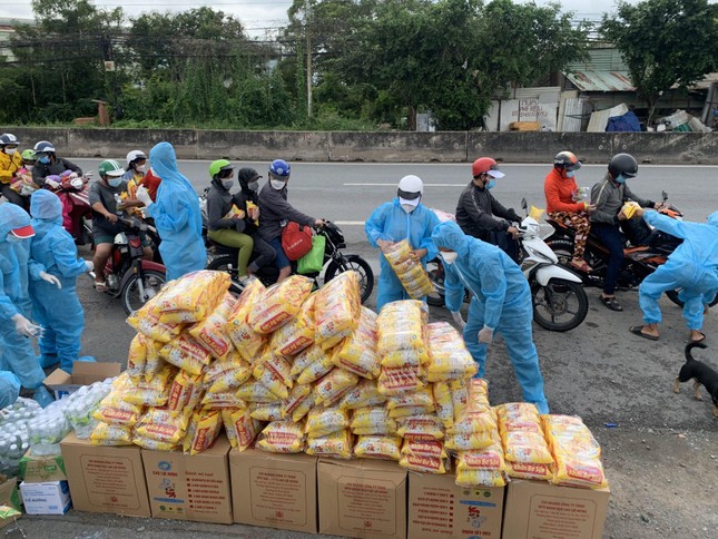 Bánh, nước suối chuẩn bị cho bà con mang theo trên hành trình