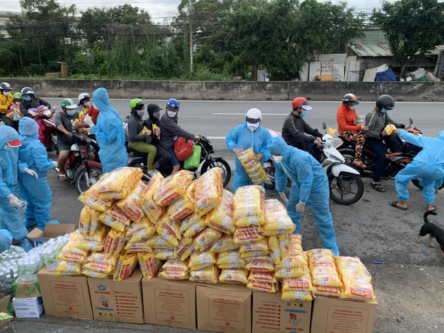 Bánh, nước suối chuẩn bị cho bà con mang theo trên hành trình