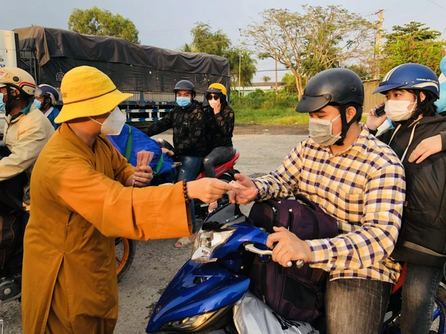 Đại đức Thích Thiện Phát chia sẻ với nhiều gia đình trở về quê