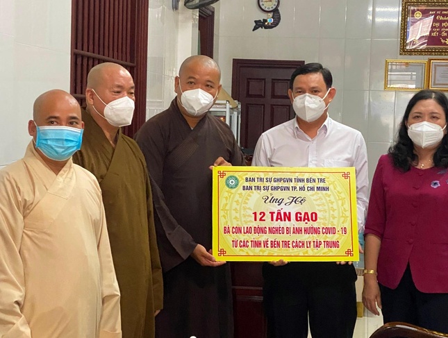Thượng tọa Thích Trí Thọ trao bảng tặng 12 tấn gạo đến Ủy ban MTTQVN tỉnh Bến Tre Thượng tọa Thích Trí Thọ trao bảng tặng 12 tấn gạo đến Ủy ban MTTQVN tỉnh Bến Tre