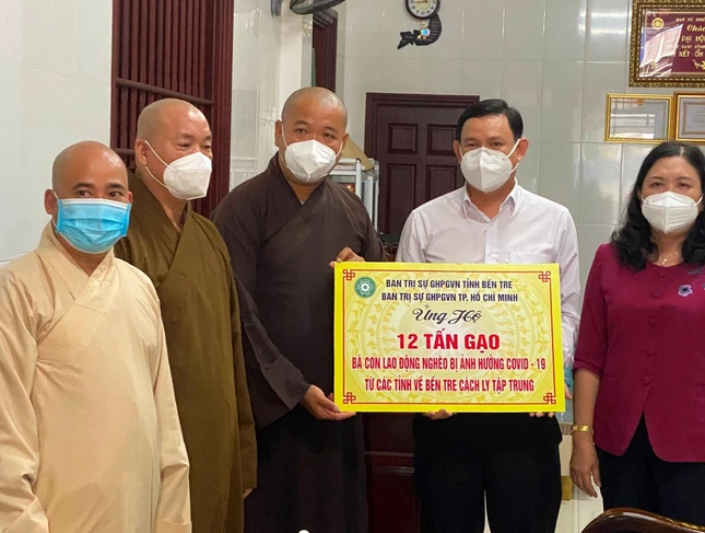 Thượng tọa Thích Trí Thọ trao bảng tặng 12 tấn gạo đến Ủy ban MTTQVN tỉnh Bến Tre