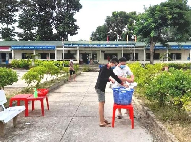 Những suất cơm phục vụ đến bà con đang cách ly tại xã Tân Hộ Cơ