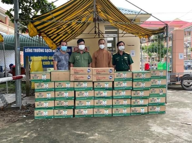 Đại đức Thích Minh Phước tặng sữa, bánh đến trẻ em, mẹ bầu