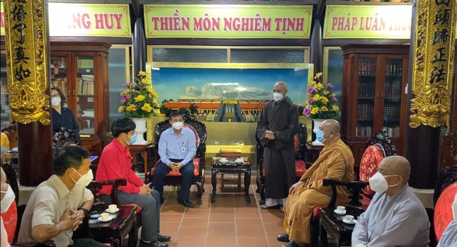 Hòa thượng Thích Huệ Thông đã bày tỏ tấm lòng yêu thương, luôn san sẻ những khó khăn mà các em học sinh