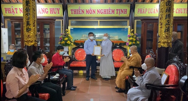 Ông Nguyễn Văn Lộc trao ghi nhận đến Ni sư Thích nữ Huệ Tuyến