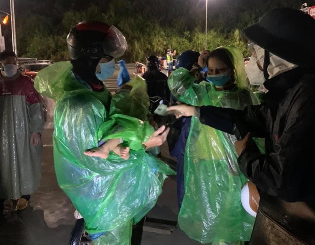 Nhóm SOS Đà Nẵng còn hỗ trợ người dân một ít tiền làm lộ phí trên hành trình dài về quê - Ảnh: Đặng Tiến