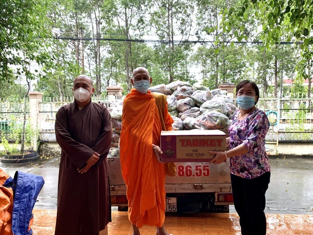 Ban Trị sự Phật giáo tỉnh Kiên Giang chuyển tặng 200 suất quà cho người dân trở về từ các tỉnh, thành và đang thực hiện cách ly tại nhà