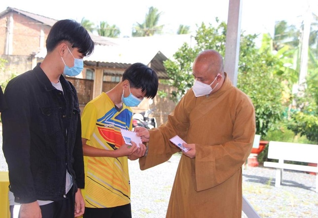 Trao quà đến những thanh niên, gia đình khó khăn