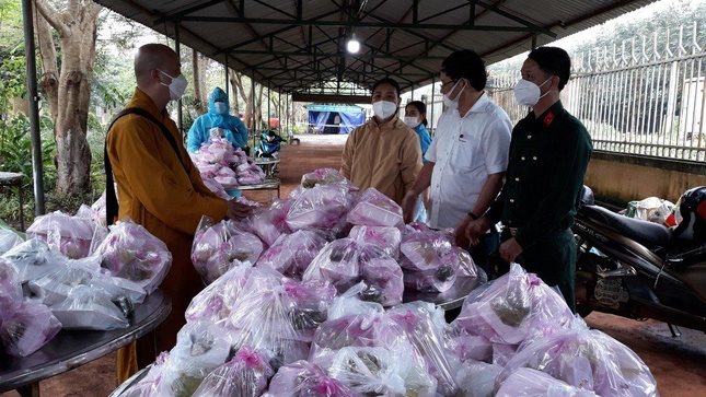 Mỗi ngày chùa nấu 2.000 suất cơm phục vụ người dân trở về từ vùng dịch đang cách ly tập trung