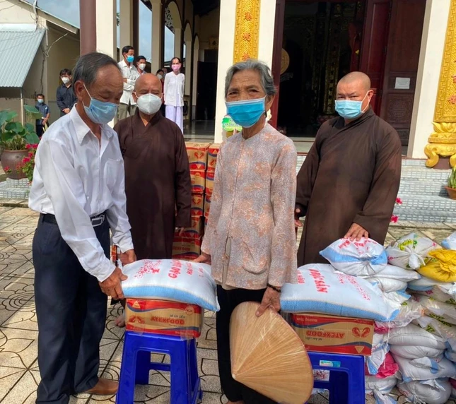 Những phần quà được chia sẻ đến bà con các xã: Phú An Hòa, Tiên Long, Tân Thạch