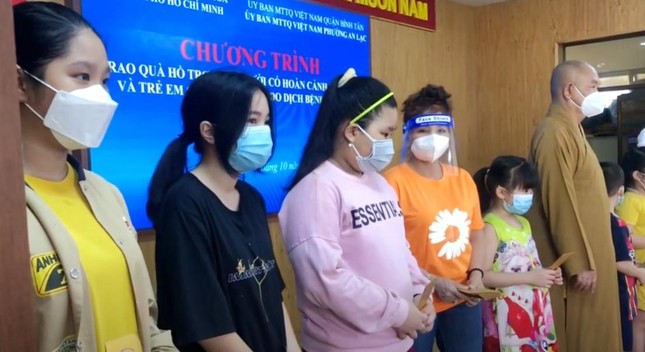 Thượng tọa Thích Huệ Công trao quà đến học sinh, các em nhỏ có hoàn cảnh đặc biệt khó khăn