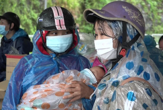 Trên hành trình về quê, rất nhiều người già, trẻ em, phụ nữ mang thai hoặc mới sinh nở đội mưa gió với quãng đường dài