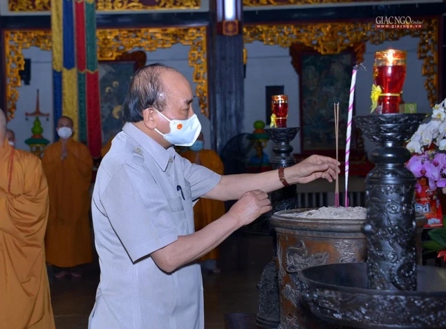 Chủ tịch nước Nguyễn Xuân Phúc dâng hương tại chánh điện chùa Vĩnh Nghiêm