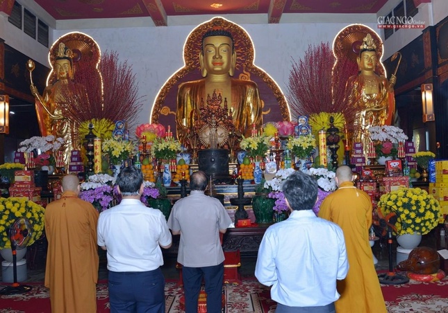 Trước Phật đài tại Đại hùng bảo điện