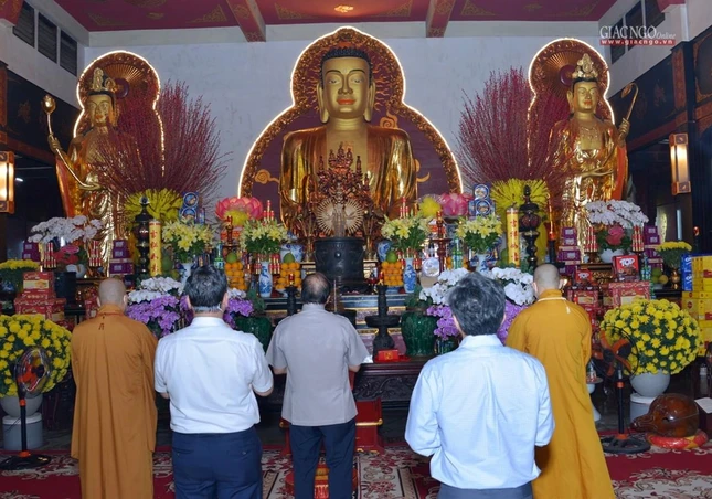 Trước Phật đài tại Đại hùng bảo điện