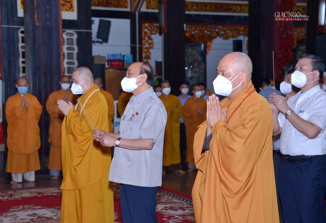 Dâng hương trước Tam bảo