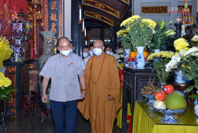 Thượng toạ Thích Thanh Phong hướng dẫn Chủ tịch nước lên chánh điện