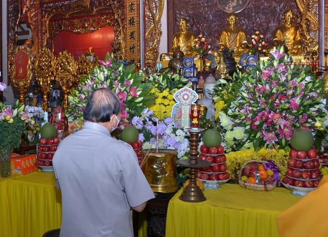 Chủ tịch nước Nguyễn Xuân Phúc dâng hương trước bàn thờ tưởng niệm đồng bào tử nạn vì Covid-19
