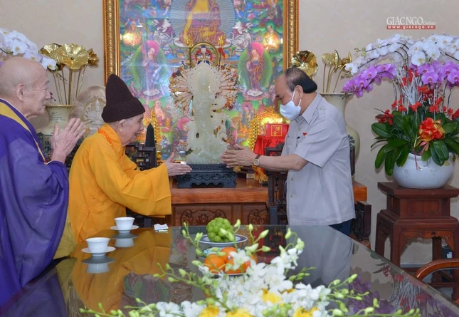 Trưởng lão Hoà thượng Thích Đức Nghiệp tặng tượng Bồ-tát Quán Thế Âm đến Chủ tịch nước