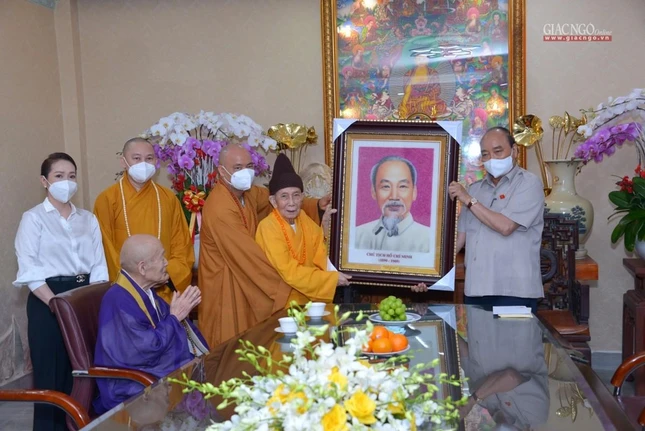 Tặng chân dung Chủ tịch Hồ Chí Minh