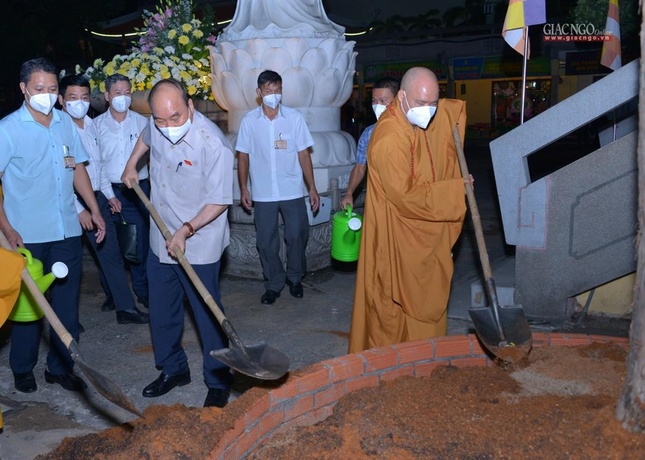 Trồng cây lưu niệm