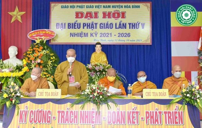 Thượng tọa Thích Giác Nghi và chư tôn đức chủ tọa đại hội