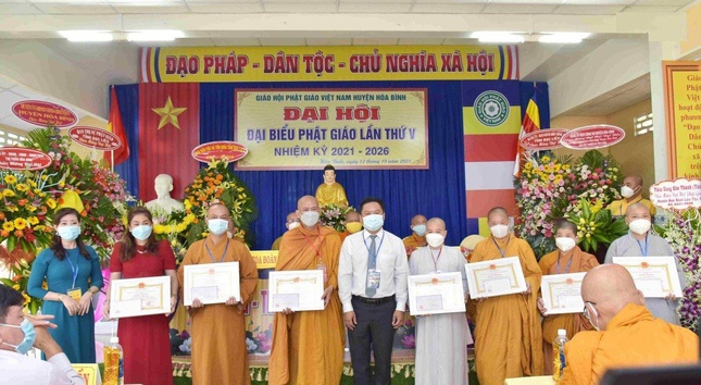 Chư tôn đức Tăng Ni nhận Bằng khen của Ủy ban Nhân dân huyện Hòa Bình