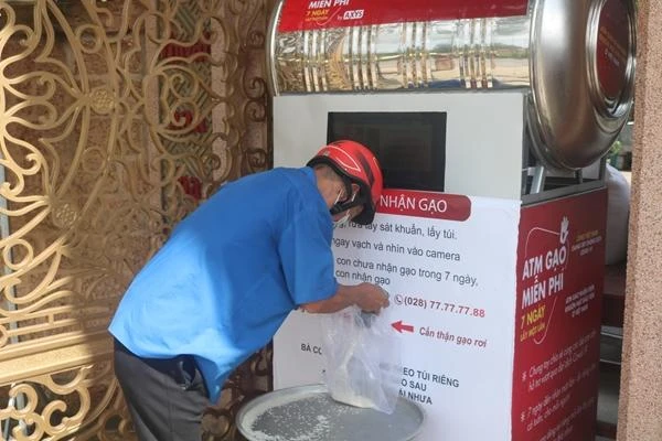 Mỗi ngày cây ATM gạo "tặng" gần 4 tấn gạo đến những gia đình khó khăn
