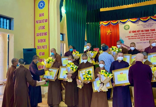 Trao Bằng khen và hoa chúc mừng đến 20 vị Tăng hoàn thành xuất sắc nhiệm vụ