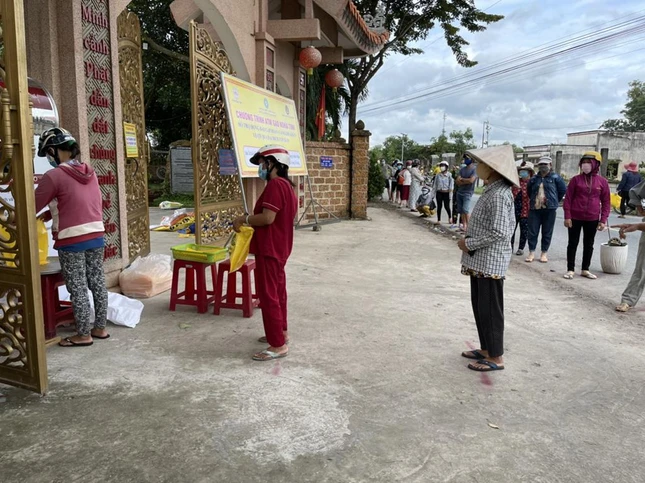 Người nghèo đến chùa Pháp Minh nhận gạo qua cây ATM