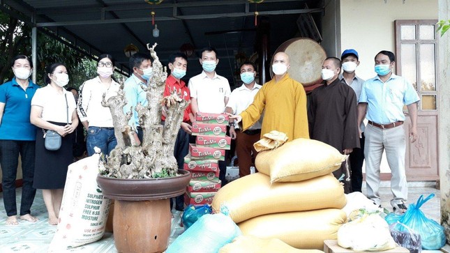 Trao quà hỗ trợ công tác phòng chống dịch