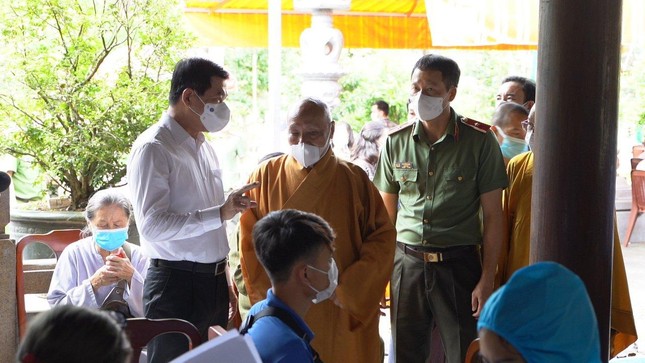 Lãnh đạo tỉnh, Ban Trị sự thăm hỏi và động viện các y bác sĩ, chư Tăng Ni tại điểm tiêm vắc-xin ngừa Covid-19 đặt tại thiền viện Thường Chiếu