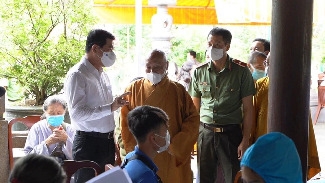 Lãnh đạo tỉnh, Ban Trị sự thăm hỏi và động viện các y bác sĩ, chư Tăng Ni tại điểm tiêm vắc-xin ngừa Covid-19 đặt tại thiền viện Thường Chiếu Lãnh đạo tỉnh, Ban Trị sự thăm hỏi và động viện các y bác sĩ, chư Tăng Ni tại điểm tiêm vắc-xin ngừa Covid-19 đặt tại thiền viện Thường Chiếu